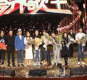 Liu Tao Instagram - 这是一场好友们的欢聚、音乐的盛筵。不是真正的比赛也没有谁是王。跨界，让我们看到了更多可能、享受了更多美好。我们尽力把最精彩的表演留给舞台和观众，感谢你们的聆听。感谢跨界的舞台让我们完成了很多梦想中的跨越，感谢北京卫视，感谢每一位为之付出的演职人员。音乐没有止境，友谊万古长青❤
#跨界歌王