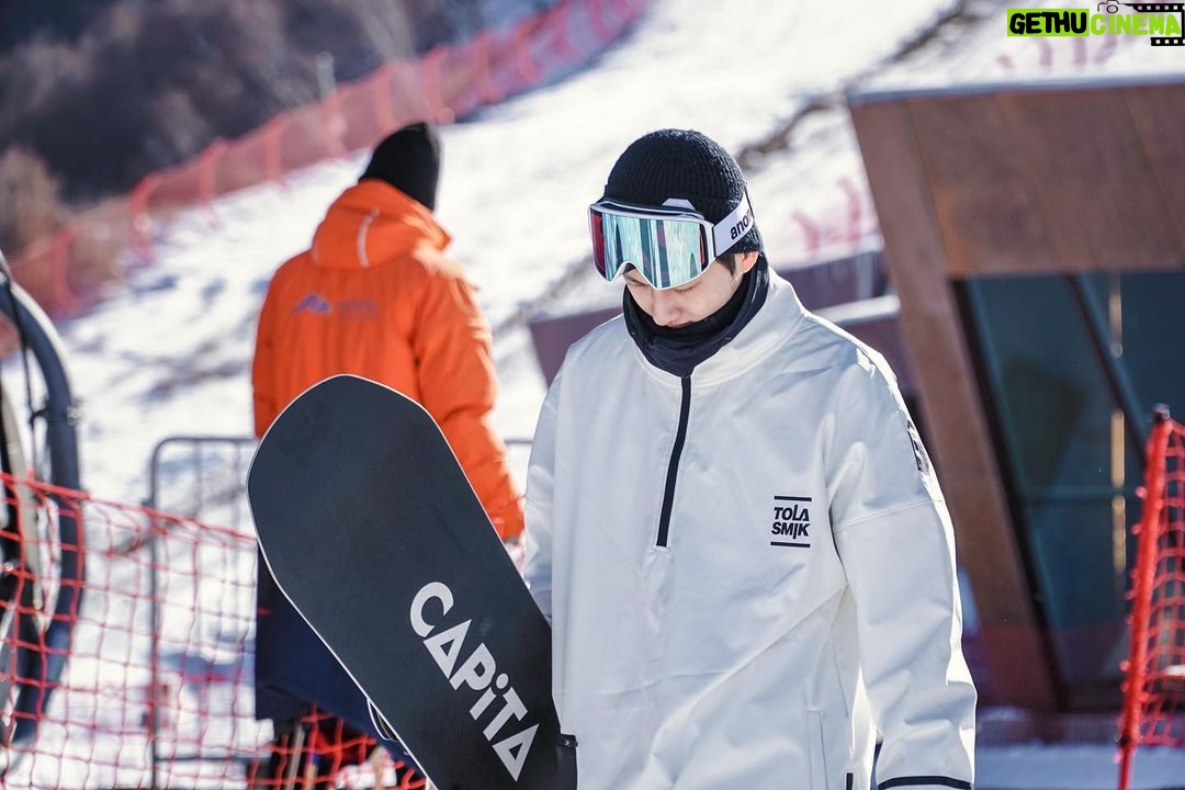 Liu Te Instagram - 🏂#bsrabbit #tolasmik #anonm4 #burton #capita #deeluxe #bern #union
