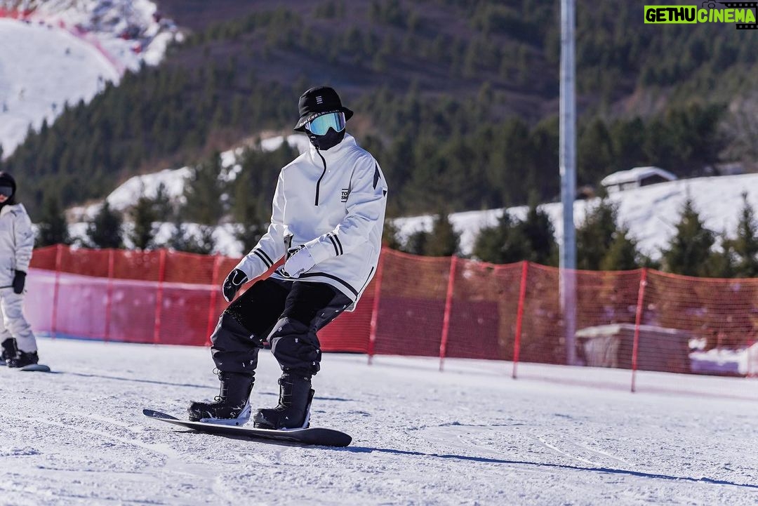 Liu Te Instagram - 🏂#bsrabbit #tolasmik #anonm4 #burton #capita #deeluxe #bern #union