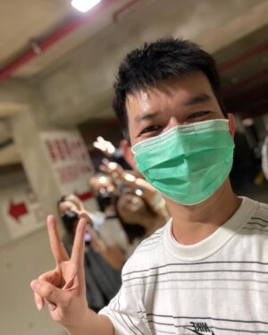 Liu Yu Kai Instagram - 叫員工來合照，然後把他們全部都虛化掉
結果他們一直說很賤欸⋯⋯
誰叫你們上次要整我啊！