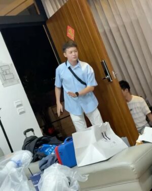 Liu Yu Kai Instagram - 我躲在那好久
要嚇我員工⋯⋯結果自己被嚇！