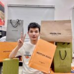 Liu Yu Kai Instagram - 這邊刷了快50 幾萬 還有Apple iMac/庫柏力克熊... 等等的禮物還沒到 全都是要送鐵粉的 別人都是寵奧客 怕奧客怕的要死 但我們這邊是只寵粉絲 絕對不寵奧客 資格真的非常簡單 也不用買福袋那些 反正就是送鐵粉啦 等禮物全部都到齊了 我會在統一公佈活動 #宥凱 #宥凱yukai #刷起來