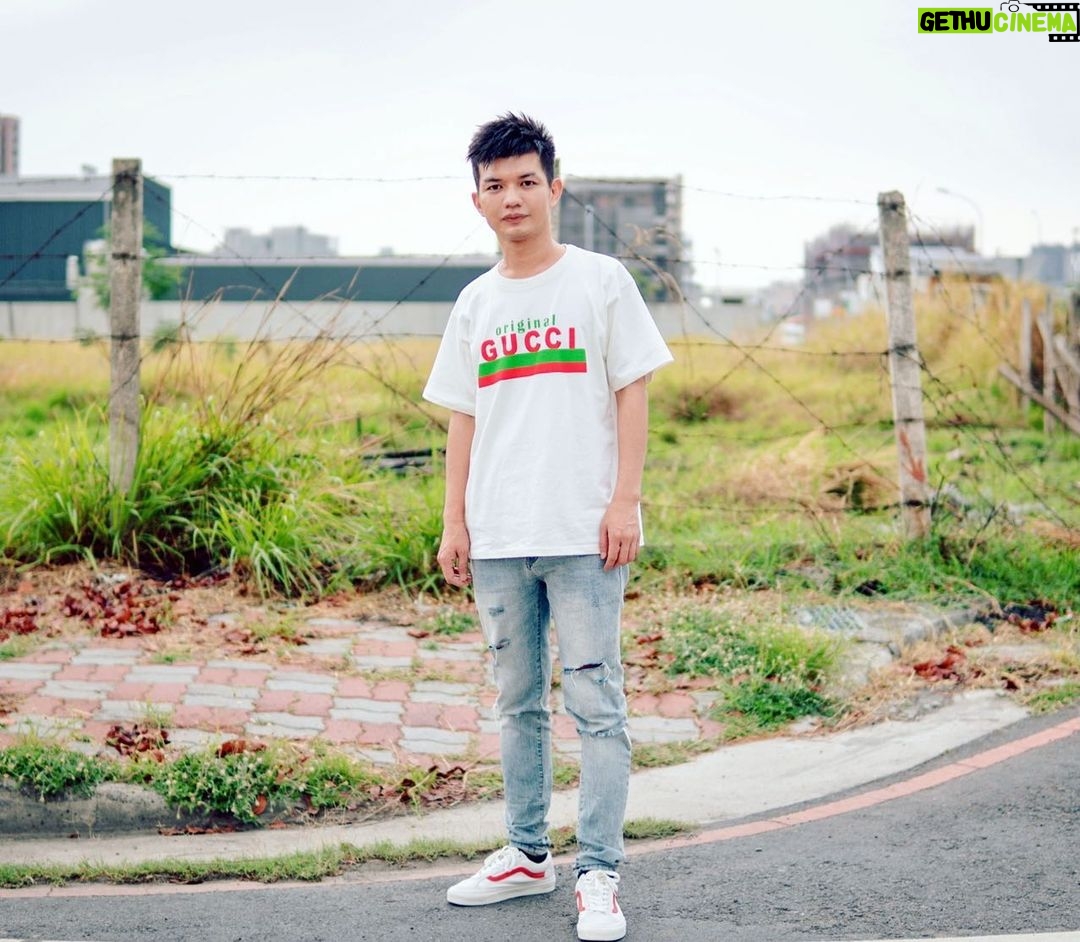 Liu Yu Kai Instagram - 有時候我會想為什麼跨不過那關 然後很多事情都做不好 結果真正跨不過的是自己這一關 最後我的答案就是: 不要太多預設立場,做就對了 不做!你怎麼知道會不會成功 就算真的失敗了被笑被說話 至少你做了別人不敢做的事 那些經驗也是別人偷不走的 然後那種很常講別人壞話攻擊別人的 很愛抱怨東抱怨西的人 麻煩記得自己遠離他們 我是認真覺得真的會影響自己的氣場