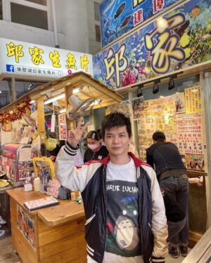 Liu Yu Kai Instagram - 我想來吃這家已經很久了﻿
我覺得ＣＰ值很高欸﻿
然後我點小的生魚片而已份量就很多﻿
而且只要兩百元，吃起來很新鮮！﻿
﻿
還有我蠻喜歡這裡的﻿
雖然人潮真的非常多﻿
但我覺得生意好不是沒有道理﻿
因為新鮮又好吃﻿
而且他們也沒有因為客人多﻿
就口氣不好之類的！﻿

整體來說我蠻推薦的 ﻿🥰🥰