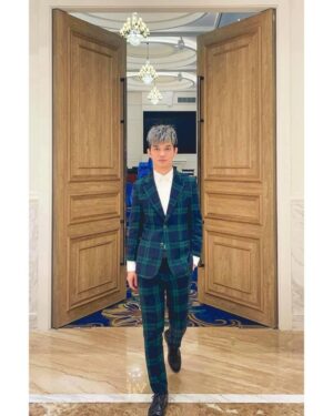 Liu Yu Kai Instagram - 我妹結婚
穿這樣應該不會搶走新郎風采吧
﻿
我不得不推薦 @repos_gentlemen 
他們家的西裝真的超厲害又有質感﻿
而且都會有專人幫你穿搭到你滿意﻿
還有他們家的衣服 @repos_tw 也都很有型超好看