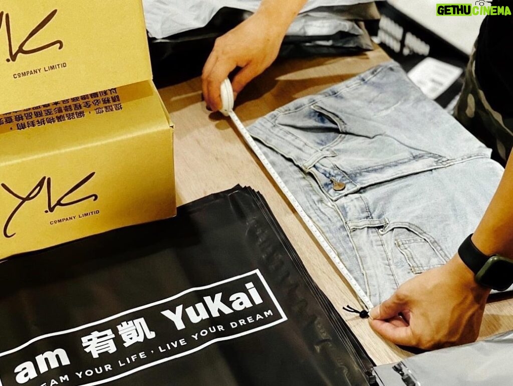 Liu Yu Kai Instagram - 《我們的出貨日常》我身為一個網購狂人 我很了解每次收到包裹的期待 所以包裝袋我們也是精心設計 我們希望你收到我們的產品時 會有一種收到禮物的感覺 你們收到的每件褲子，都是我們一件一件檢查、丈量 我對產品品質很要求，我對出貨更是不隨便 也許我還沒做到最好，但我會以更好的目標努力 ⁡ 最後還是要來推薦一下我們家的牛仔褲 真的是好穿又好看！還沒買的趕快來買