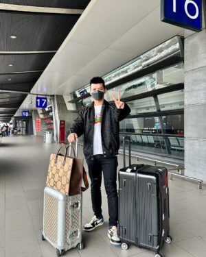 Liu Yu Kai Instagram - 挑戰一個人說走就走的旅行
這趟旅行讓我既緊張又期待
我相信這趟旅行可以讓我學到不一樣的人事物！

這也是我第一次在國外跨年，各位我們明年見！
等我回來跟大家分享 🙌🏻🙌🏻