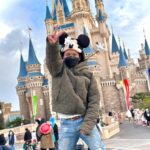 Liu Yu Kai Instagram - 到迪士尼真的會讓人整個心情變好 ~ 快樂真的是會傳染的，整個喚起我的童心！ 一走進裡面整個氛圍都是開心的，到任何的地方，我都會用心的體會人事物，把所有事情都拋開，盡情的享受那種感覺，觀察到每個人臉上都是充滿笑容的，尤其是小朋友那種開心快樂的感覺，就算戴著口罩，也都能感受到大家都是開心的！快樂真的是無價的，推薦你們也要去迪士尼走走 🙌🏻 #日本 #東京 #迪士尼 #tokyo #disney