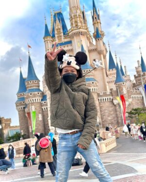 Liu Yu Kai Instagram - 到迪士尼真的會讓人整個心情變好 ~
快樂真的是會傳染的，整個喚起我的童心！

一走進裡面整個氛圍都是開心的，到任何的地方，我都會用心的體會人事物，把所有事情都拋開，盡情的享受那種感覺，觀察到每個人臉上都是充滿笑容的，尤其是小朋友那種開心快樂的感覺，就算戴著口罩，也都能感受到大家都是開心的！快樂真的是無價的，推薦你們也要去迪士尼走走 🙌🏻

#日本 #東京 #迪士尼 #tokyo #disney