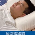 Liu Yu Kai Instagram - 解鎖新任務！ 超狂！大家等很久的終於來了，我們是全球第一位進入泰國乳膠枕工廠，真正的乳膠枕躺起來原來這麼舒服！我們以前買過的很多都不是最正宗最天然的！ 真正了解過後原來市面上有很多乳膠枕，添加重質碳酸鈣或石粉來滅少天然乳膠的成本，上述方法雖然可以有效降低成本，然而卻會增加乳膠桃的硬度。但我們賣得絕不向成本妥協所以柔軟又舒服！ 而且你們知道嗎？我過敏非常嚴重，躺這個後沒什麼過敏，也很少睡覺時打噴嚏！最正宗的泰國乳膠枕，細菌及微生物幾乎是無法生存於天然乳膠上，抗菌防蟎，無須清洗，也具有成千上萬個開放氣孔，非常有透氣性，可以讓睡眠品質大大提升！ 配合頂級工藝技術，造就出頂級的柔軟舒適且兼具良好的支撐力，能有效減少頭頸的壓力點。 我們要開賣的是擁有各項國際認證。更是唯一通過泰國國家工業標準局，所制定出最嚴格乳膠產品【TIS 1425-2540認證】的製造工廠。 哈哈！我講這麼多可能很多人也不會看完，為確保這枕頭的品質，所以製造過程非常的複雜，要經過很多種關卡！所以這次開賣的數量會非常有限。 我開賣的是頂級的天然乳膠，最頂尖的工藝技術！為了最好的品質，不添加奇怪東西，絕不向成本妥協！ 來！我這邊先稍微統計一下 平常睡不好的來簽到(你想買的數量) 這篇我會回饋幾位啦 😻😻