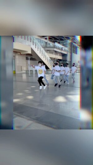 Liu Yu Kai Instagram - 全部一起跳起來嗨起來 🙌🏻
好穿的牛仔褲帶來好心情

我非常喜歡穿牛仔褲
就是要用盡全力去做
不斷告訴跟自己說
只有自己可以超越自己

每個人的衣櫃絕對都有一兩件牛仔褲
如果你也覺得牛仔褲是非常百搭又好看的單品
真心建議你可以買看看
我有信心它擁有讓你穿了就會愛上舒適感

#宥凱yukai #YK #牛仔褲
