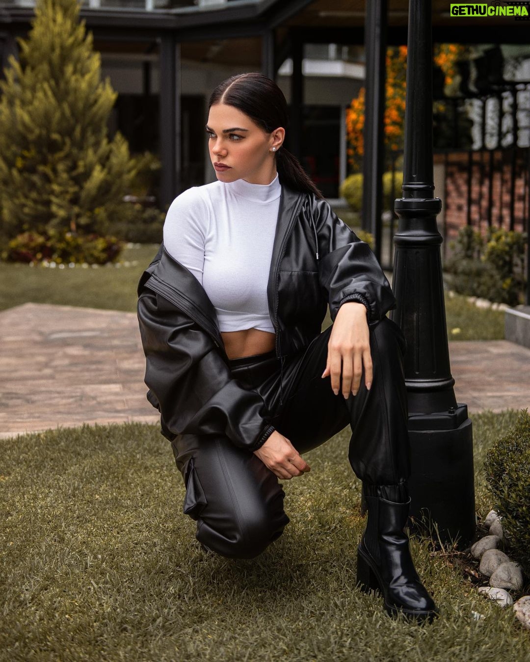 Livia Brito Pestana Instagram - La disciplina te lleva a dónde la motivación no alcanza . ¿Qué tal iniciaron su semana mis bebés?👀