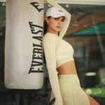 Livia Brito Pestana Instagram - Se gana o se aprende, nunca se pierde 🥊 . . ¿Cuál deporte te gusta practicar en tu tiempo libre bebé? @alo @aloyoga #alo #aloyoga