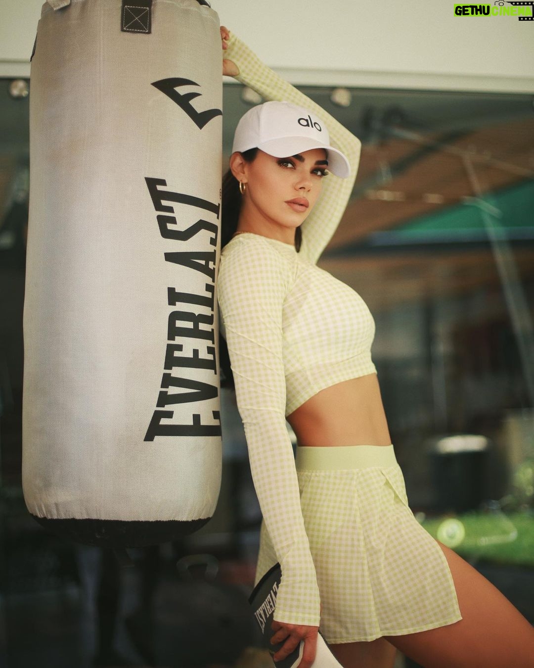 Livia Brito Pestana Instagram - Se gana o se aprende, nunca se pierde 🥊 . . ¿Cuál deporte te gusta practicar en tu tiempo libre bebé? @alo @aloyoga #alo #aloyoga