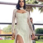 Livia Brito Pestana Instagram - Si, la coreo no va, pero tenia que subir este video🙈🙈🙈(mutearon la cancion bbs)😅 ¿Les gustó mi vestido de novia del final de telenovela? #liviabrito