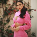 Livia Brito Pestana Instagram - El lunes es del color que tú lo veas 🩷🌸🌷 . . . @alo @aloyoga #alo #aloyoga