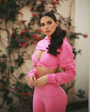 Livia Brito Pestana Instagram - El lunes es del color que tú lo veas 🩷🌸🌷
.
.
.
@alo @aloyoga #alo #aloyoga