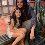 Livia Brito Pestana Instagram - Mis bebés de luz ✨les dejo aquí esta pequeña platica que tuve con la “mini Emilia” esta niña hermosa que interpreto a Emilia de pequeña, ¿alguien la recuerda? Era cuando mi personaje tenía recuerdos de niña con su mamá 💖 Comenten aquí abajo en qué capítulo la vieron, los estaré leyendo