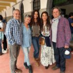 Livia Brito Pestana Instagram - Algunas fotos de lo que hemos estado haciendo en estas semanas para ustedes en @minasdepasionof en las ultimas fotos, están mis papás y mis papás ficticios 😅🤍⛏️🪖👷🏻‍♀️