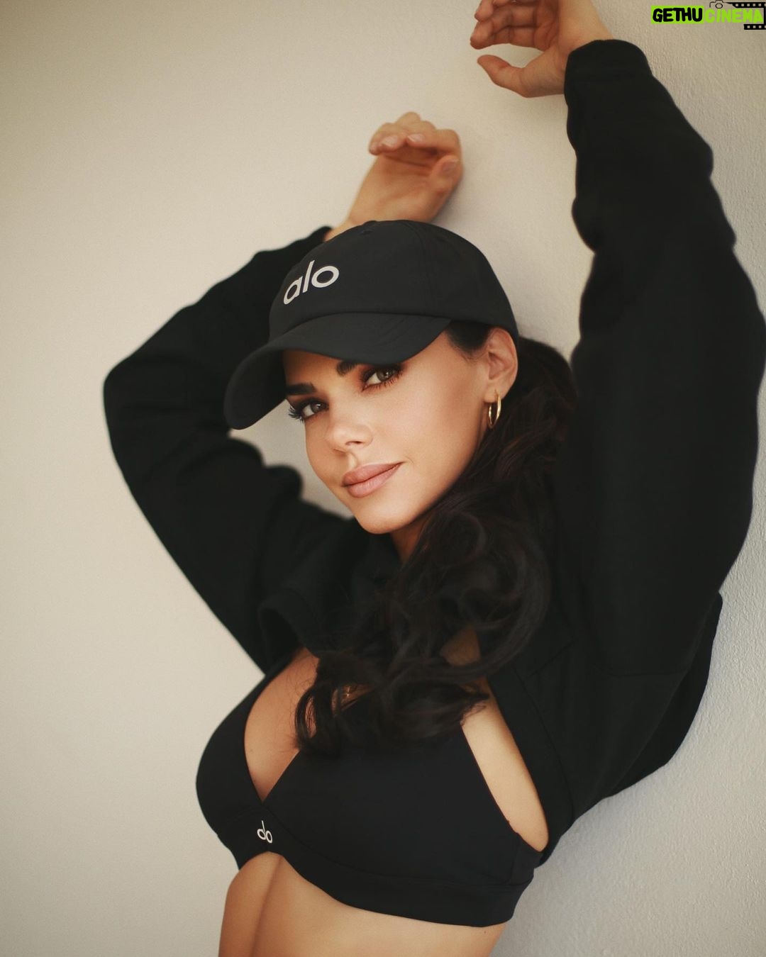 Livia Brito Pestana Instagram - Vibra bonito y atraerás cosas bonitas 🖤✨ . . . @alo @aloyoga #alo #aloyoga