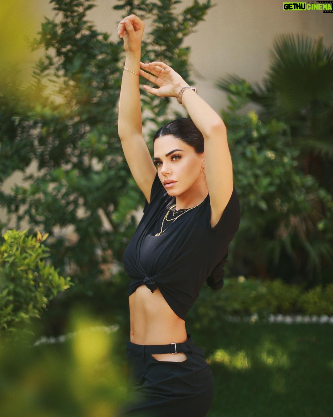 Livia Brito Pestana Instagram - Makeba, Makeba ma qu茅 bella!馃枻 . . . No me puedo sacar esa canci贸n de la cabeza 馃槄 @alo @aloyoga #alo #aloyoga