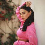 Livia Brito Pestana Instagram - El lunes es del color que tú lo veas 🩷🌸🌷 . . . @alo @aloyoga #alo #aloyoga