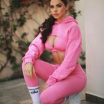 Livia Brito Pestana Instagram - El lunes es del color que tú lo veas 🩷🌸🌷 . . . @alo @aloyoga #alo #aloyoga