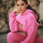 Livia Brito Pestana Instagram - El lunes es del color que tú lo veas 🩷🌸🌷 . . . @alo @aloyoga #alo #aloyoga