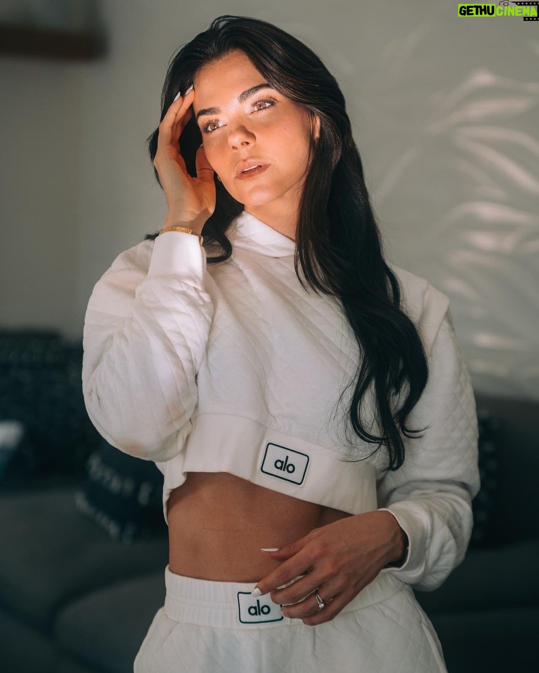 Livia Brito Pestana Instagram - Lo que es para ti, te encuentra 🤍 @alo @aloyoga