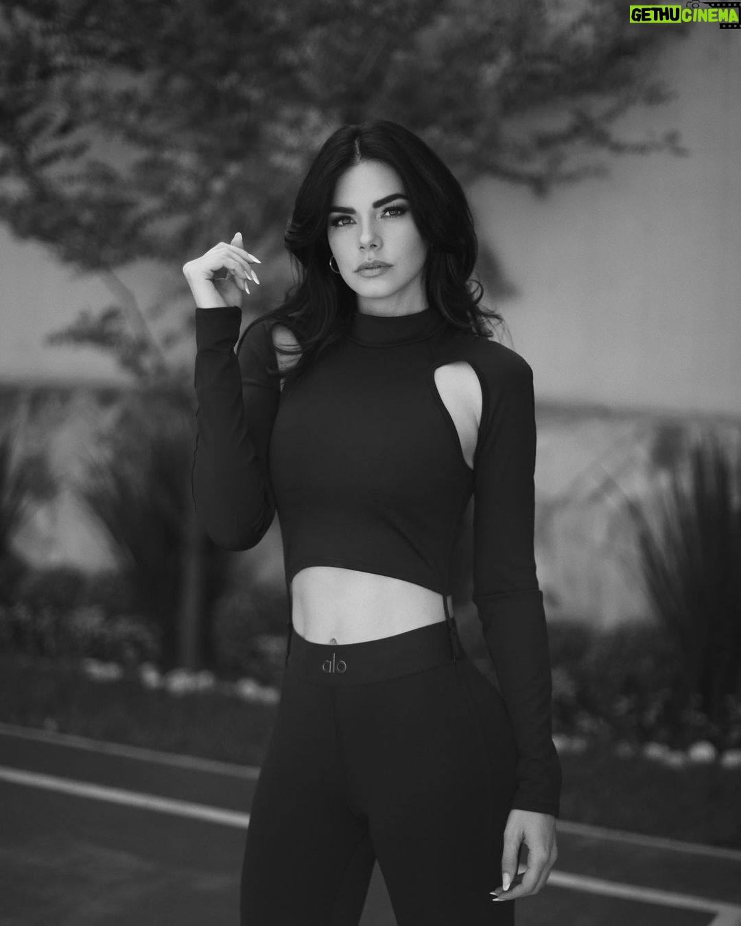 Livia Brito Pestana Instagram - ¿Bebé, qué fue?…🖤 @alo @aloyoga #alo #aloyoga . . . 📸: @bryan.brambila