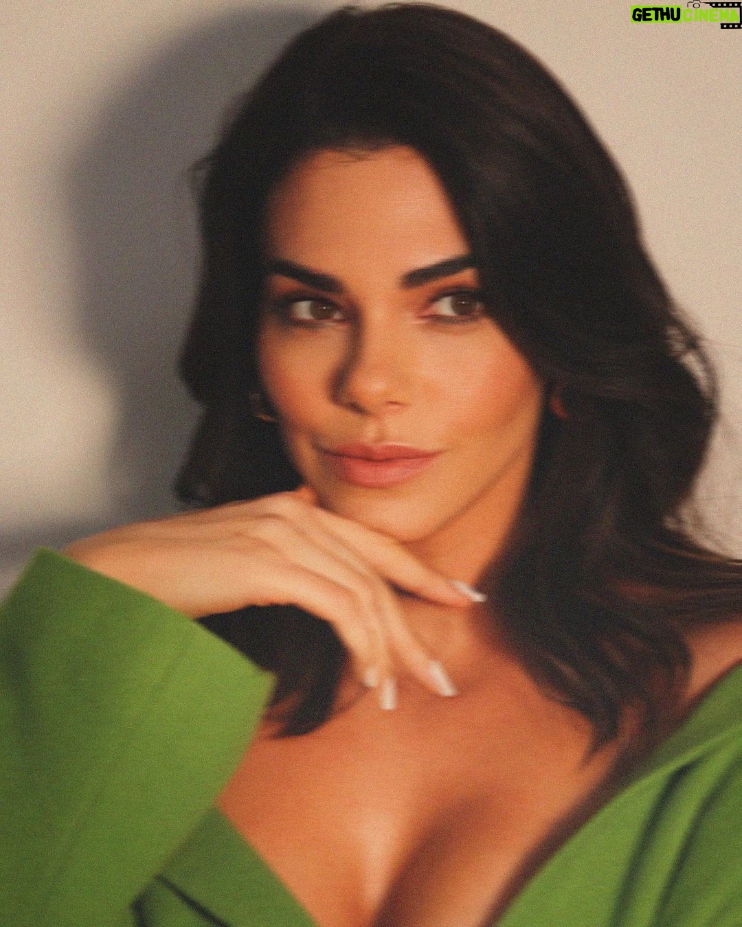 Livia Brito Pestana Instagram - Los obstáculos en la vida nos hacen madurar, los éxitos nos hacen reflexionar, y los fracasos nos hacen crecer💚💚💚💚 . #liviabrito #photoshoot #instagram #newpost