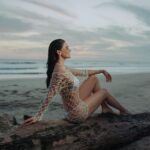 Livia Brito Pestana Instagram - Ya es ombligo de semana mis #bebesdeluz Cuéntenme… ¿cómo va su semana? Les mando muchos besos 😘💕 #liviabrito #pic #playa