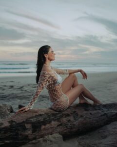 Livia Brito Pestana Instagram - Ya es ombligo de semana mis #bebesdeluz Cuéntenme… ¿cómo va su semana? Les mando muchos besos 😘💕 #liviabrito #pic #playa