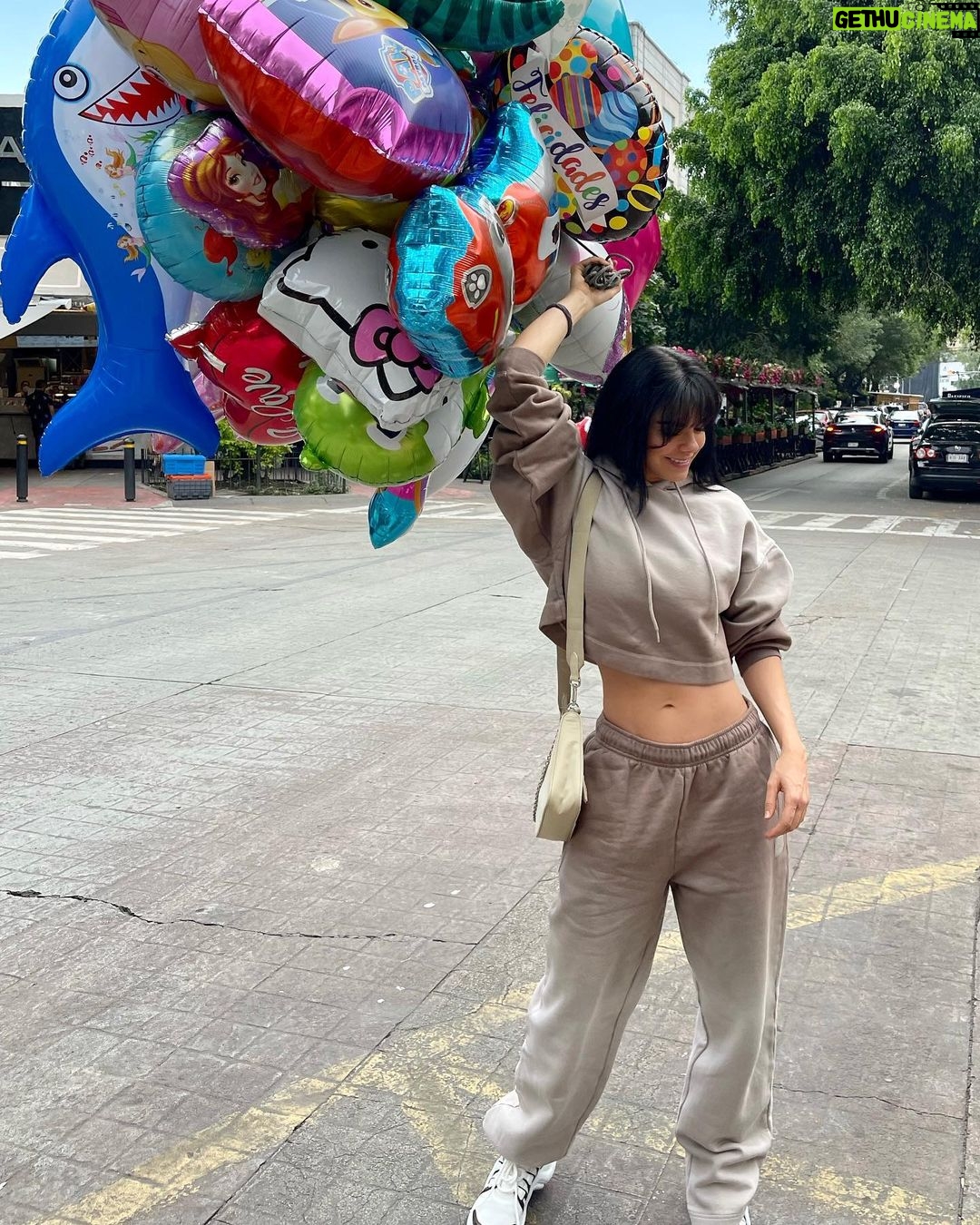 Livia Brito Pestana Instagram - Domingo de jugar a ser niños otra vez. Feliz día de las madres mis bebes hermosas. Mamita te amo mucho ❤️ @alo @aloyoga ¿ Cómo festejas a tu mamá bebé de luz? Déjame tu comentario💋