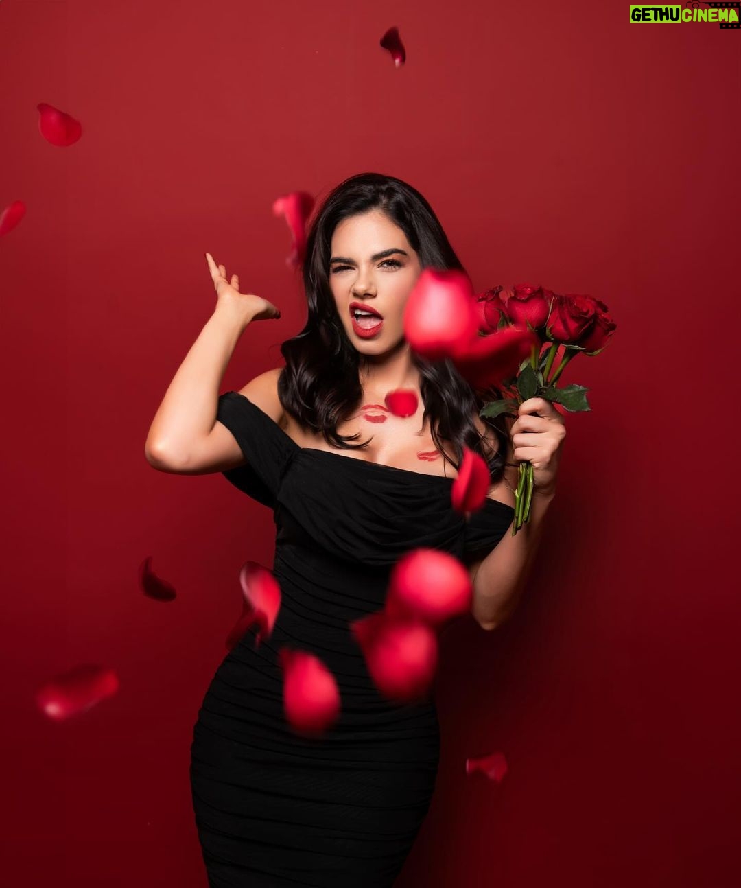 Livia Brito Pestana Instagram - Febrero es el mes del amor, con raz贸n es el que menos dura jaja馃槤 . . @nyusage 馃摳