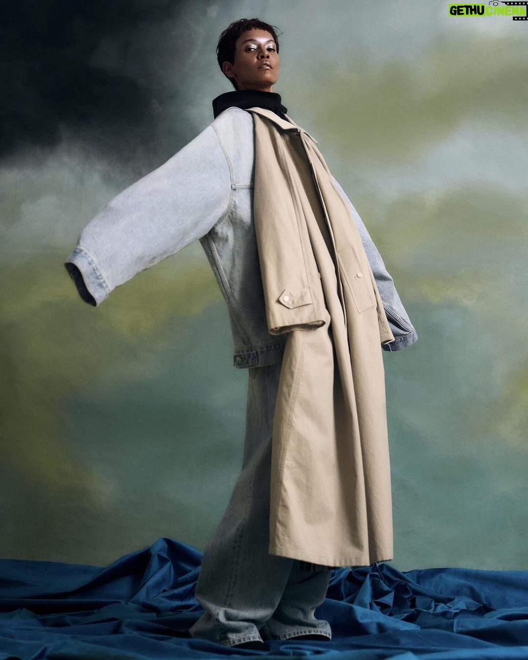 Liya Kebede Instagram - «I personaggi nel mio lavoro nascono spesso dal ritratto di persone che ho incontrato davvero. Le sfumature umane sono sempre rintracciabili, anche le più labili, per questo sono convinto che il ritrarre implichi un incontro onesto, a mente sgombra», spiega @CampbellAddy. E se, come per @JemPerucchini, l’esigenza era quella di fare emergere la personalità della modella @LiyaKebede, cover star del numero di dicembre, anche il fotografo ha scelto di silhouettarne la figura nello spazio, trasformandola in una forma dinamica, tridimensionale. Scopri l’articolo a cura di Mariuccia Casadio (@exquisit_m) al link in bio e in edicola, a partire da domani. Credits: Photographer @campbelladdy Talent @liyakebede Styling @ally.macrae Hair @OlivierSchawalder Make-up @_CelineMartin_ Mani @alexfeller Movement Director @yagamoto Set Designer @sophear_van Production @kitten_production Look: @Balenciaga Head of Editorial Content @franragazzi Global Creative Director: @juancp Global Director, Talent & Casting: @mrsvoguester #VogueCover #DecemberIssue