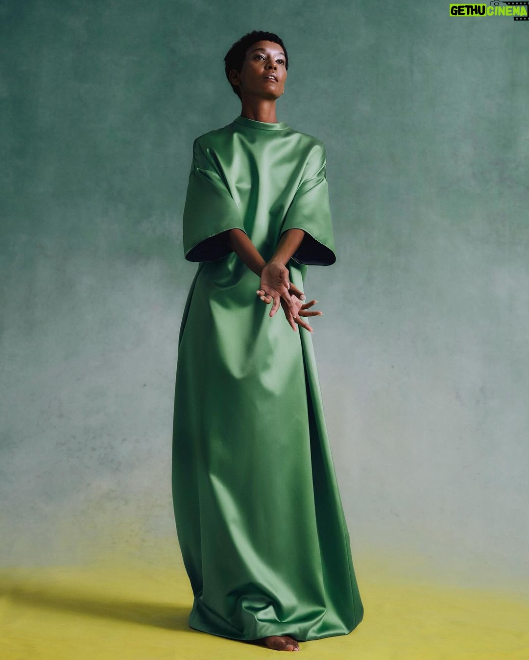 Liya Kebede Instagram - L’umanità, l’impegno nel sociale e per il proprio Paese, fanno di @LiyaKebede una fondamentale ambasciatrice dell’OMS (Organizzazione Mondiale della Sanità), madre di due figli ormai grandi e dedita alla causa della salute materna, neonatale e infantile nei Paesi dell’Africa. I suoi interessi comprendono i libri, che legge in quantità e con grande passione, tanto da averli resi protagonisti della sua linea di bookbag chiamata @Liyabrairie. Scopri il servizio completo, scattato da @CampbellAddy con lo styling di @ally.macrae, nell'articolo a cura di Mariuccia Casadio (@exquisit_m) al link in bio e in edicola a partire dal 30 novembre. Credits: Photographer @campbelladdy Talent @liyakebede Styling @ally.macrae Hair @OlivierSchawalder Make-up @_CelineMartin_ Mani @alexfeller Movement Director @yagamoto Set Designer @sophear_van Production @kitten_production Look: @gucci Head of Editorial Content @franragazzi Global Creative Director: @juancp Global Director, Talent & Casting: @mrsvoguester #VogueCover #DecemberIssue
