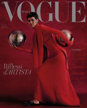 Liya Kebede Instagram - Un gioco di riflessi lega la top model e attrice etiope @LiyaKebede, protagonista della nostra cover di dicembre, al pittore @JemPerucchini, nato in Etiopia e cresciuto a Milano, e al fotografo di origine ghanese @CampbellAddy, che l’hanno interpretata come una contemporanea Machedà, una Regina di Saba con l’insegna più classica della sovranità, la sfera. Che qui si sdoppia e diventa specchiante, luminosa e rifrangente come un astro, una misteriosa estensione di sé. Protagonista degli scatti del servizio (e di un affascinante dipinto), Liya diventa così il simbolo di un’Africa contemporanea che tutti e tre amano. Scopri il servizio, con lo styling di @ally.macrae, nell'articolo a cura di Mariuccia Casadio (@exquisit_m) al link in bio e in edicola a partire dal 30 novembre.

@LiyaKebede indossa un total look @fendi and @13.09.sr shoes. 

Credits:
Photographer @campbelladdy
Talent @liyakebede
Styling @ally.macrae
Hair @OlivierSchawalder
Make-up @_celinemartin_ 
Mani @alexfeller
Movement Director @yagamoto
Set Designer @sophear_van
Production @kitten_production

Head of Editorial Content @franragazzi 
Global Creative Director: @juancp 
Global Director, Talent & Casting: @mrsvoguester
#VogueCover #DecemberIssue