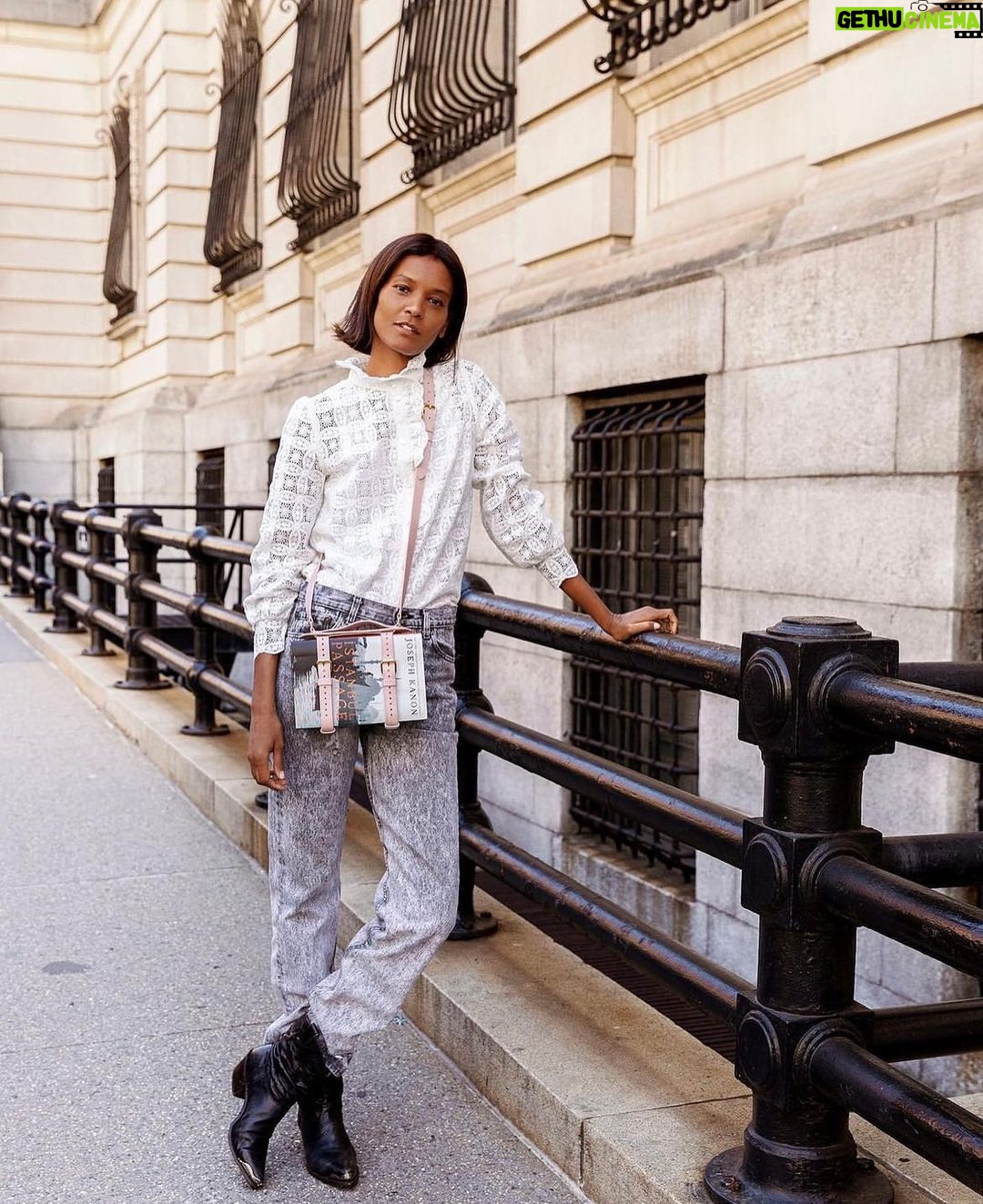 Liya Kebede Instagram - 🙏🏾 @minakoparis @spurmagazine for featuring @liyabrairie book bags @naokomaeda
