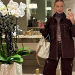 Liz Trinnear Instagram - Burgundy szn. . . Set: @by.dyln Turtleneck: @shop.afrm Bag: @__ai.co Hoops: @_jennybird . #workfashion #ootd @simonefaloona
