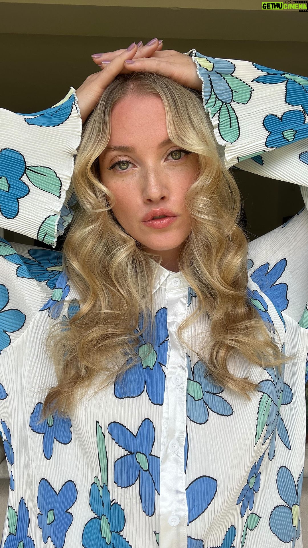 Liz Trinnear Instagram - That ‘70s Wave 🌊 by: @matthewstylist . . (Go to his page for the tutorial)