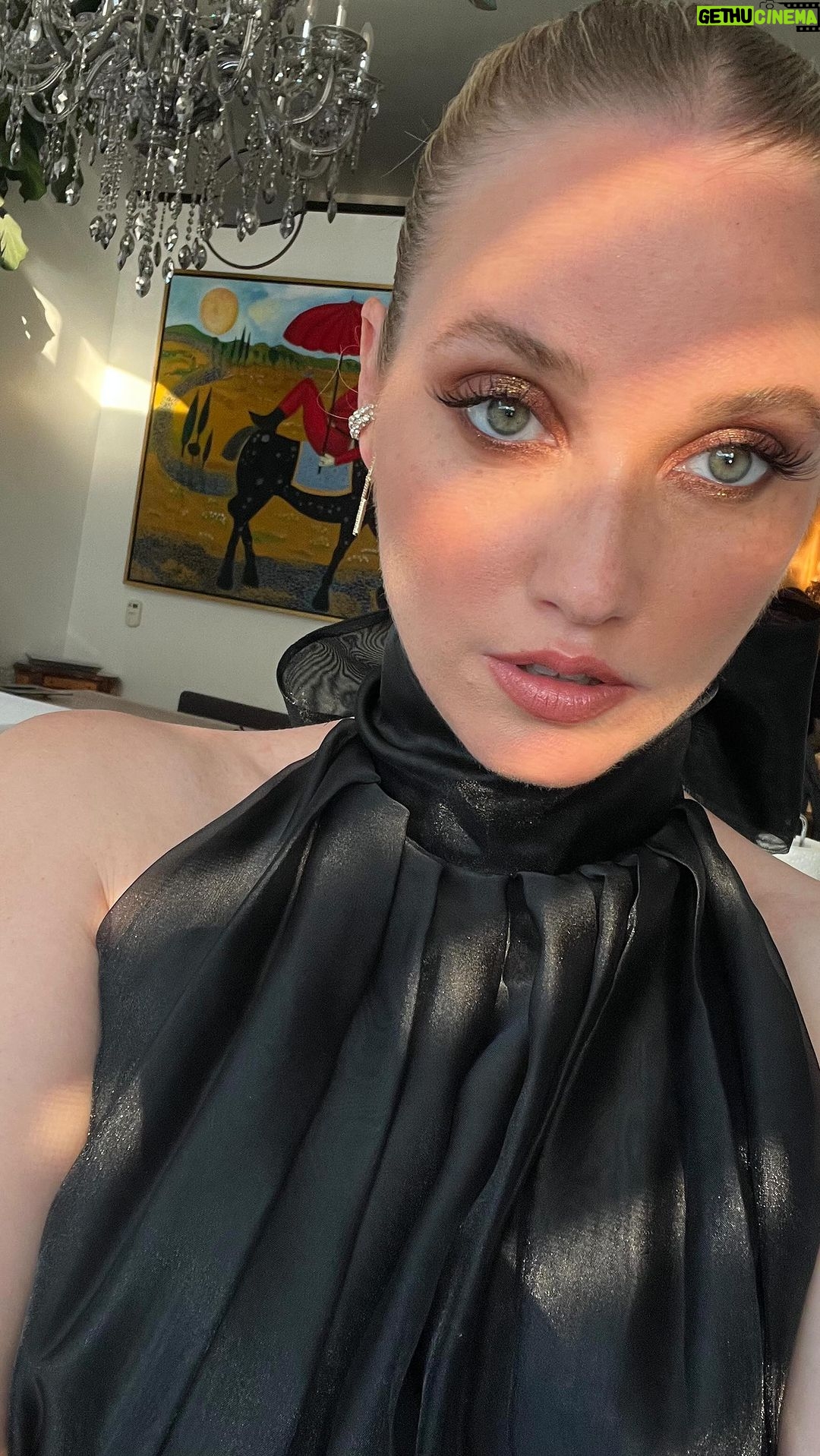 Liz Trinnear Instagram - I am the drama ✨🎭 makeup: @nikkistrachanmakeup hair: @matthewstylist and @nadicci #makeup #summermakeup #smokeyeye #wedding