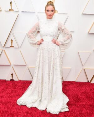 Liz Trinnear Instagram - Oscars 2022 Glam 🌟💃🏼
.
.
Styling: @katiektobin 
Dress: @rvng.couture 🇨🇦
Hair: @matthewstylist 
Makeup: @shabydassi
Sneakers: @hoka 😂
📷: @georgepimentel1 @codosphotos