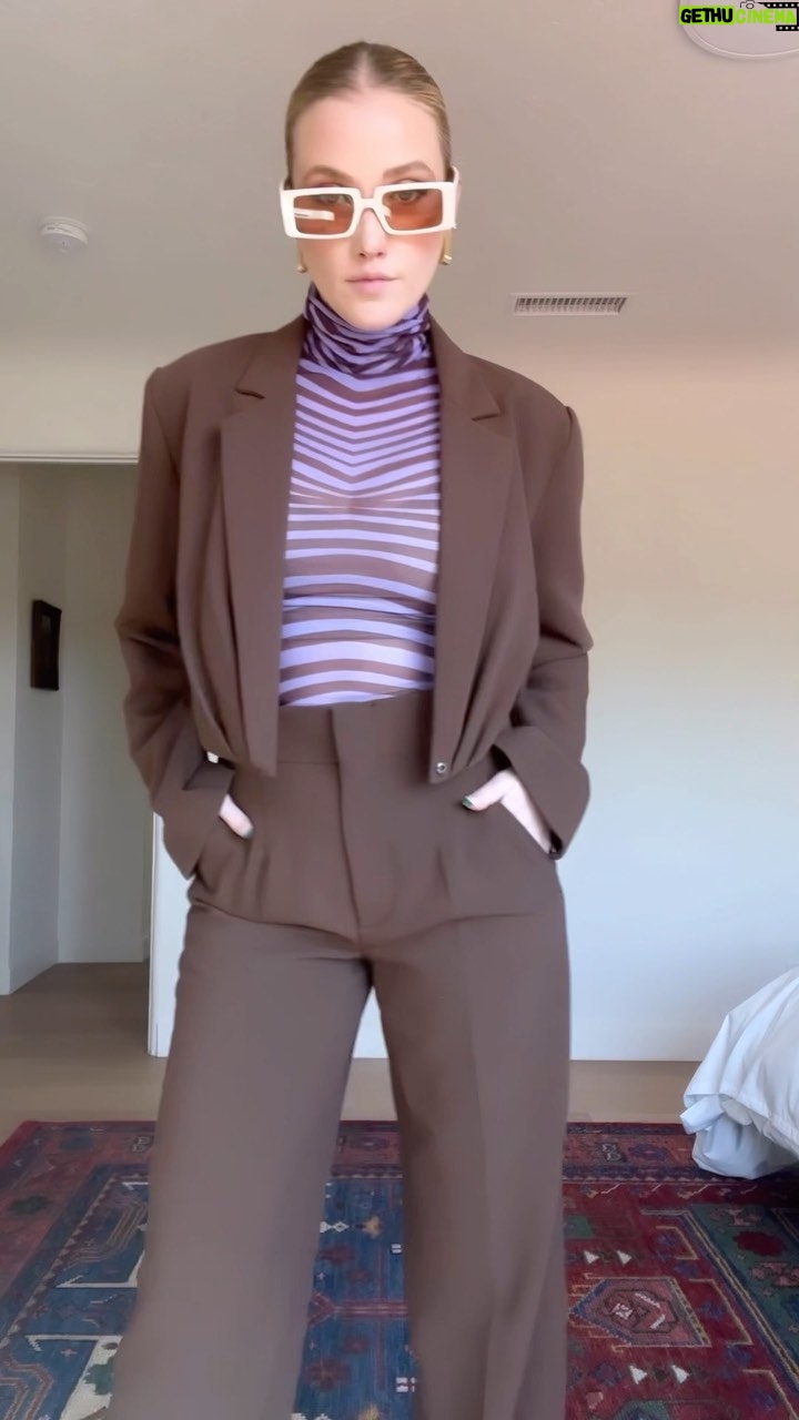 Liz Trinnear Instagram - The brown suit that everyone has 😂🧥🤎👜… #ootd #zara #afrm #suit #style