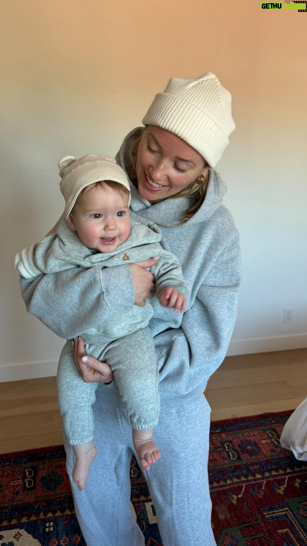 Liz Trinnear Instagram - Saturday Sweats Squared 🥹👯♀️ . . Mine: @aritzia Nico: @gapkids from @kathleennb 💕