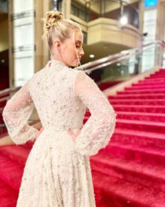 Liz Trinnear Instagram - Oscars 2022 Glam 🌟💃🏼 . . Styling: @katiektobin Dress: @rvng.couture 🇨🇦 Hair: @matthewstylist Makeup: @shabydassi Sneakers: @hoka 😂 📷: @georgepimentel1 @codosphotos The Oscars Red Carpet