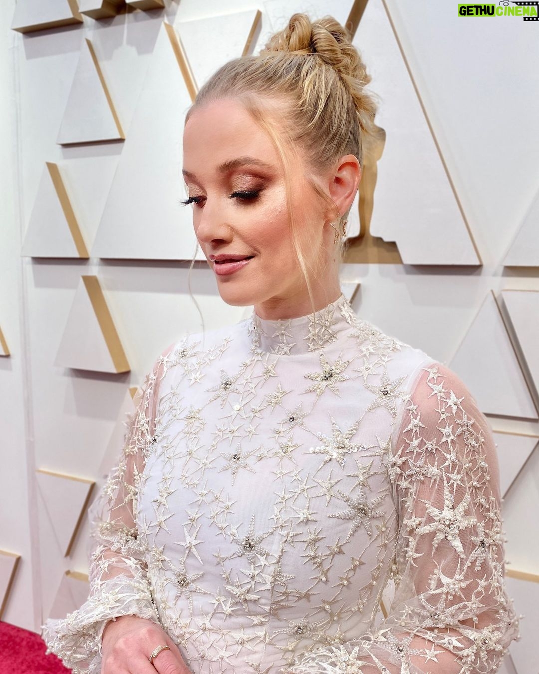 Liz Trinnear Instagram - Oscars 2022 Glam πππΌ . . Styling: @katiektobin Dress: @rvng.couture π¨π¦ Hair: @matthewstylist Makeup: @shabydassi Sneakers: @hoka π π·: @georgepimentel1 @codosphotos The Oscars Red Carpet