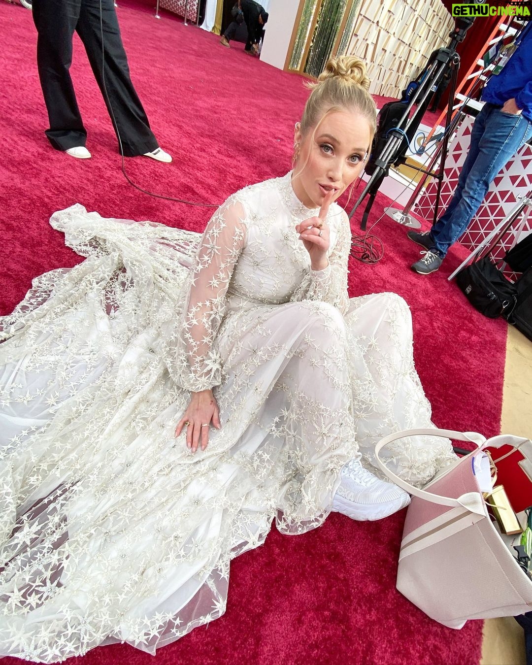 Liz Trinnear Instagram - Oscars 2022 Glam πππΌ . . Styling: @katiektobin Dress: @rvng.couture π¨π¦ Hair: @matthewstylist Makeup: @shabydassi Sneakers: @hoka π π·: @georgepimentel1 @codosphotos The Oscars Red Carpet