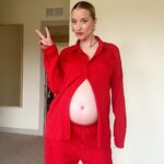 Liz Trinnear Instagram - Bursting at the seams over here ✌🏼