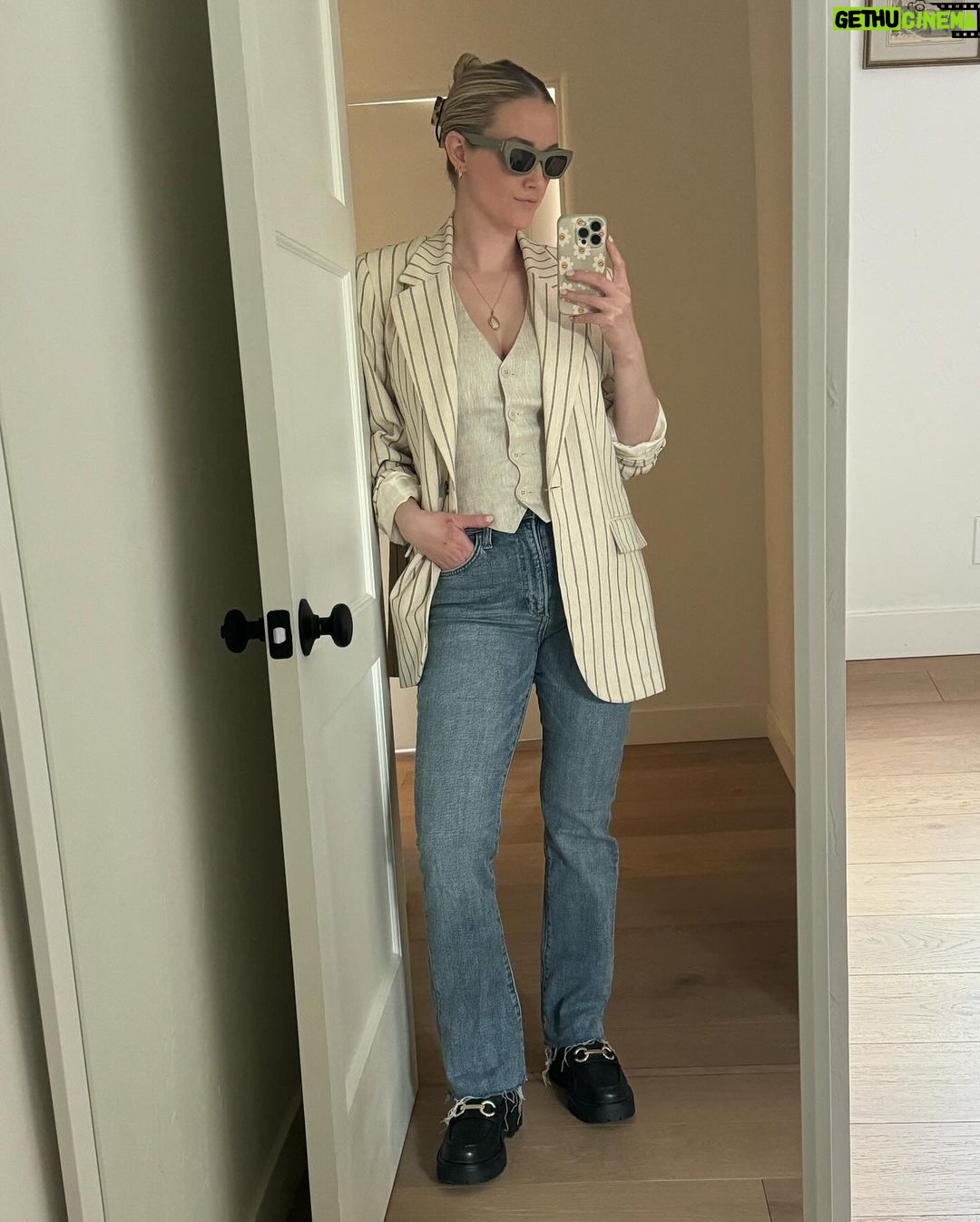 Liz Trinnear Instagram - I’ve been wearing real clothes and not just athleisure. It’s the little wins over here. 💁🏼♀️